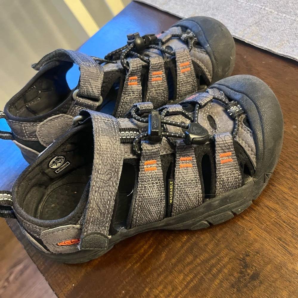 Great used condition Keen kids size 1